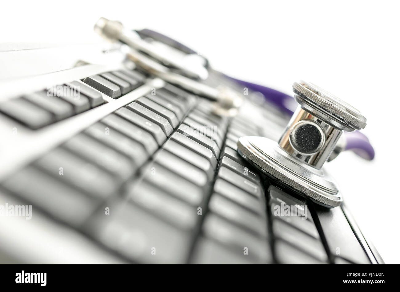Primo piano della tastiera nera con stetoscopio. Profondità di campo. Foto Stock