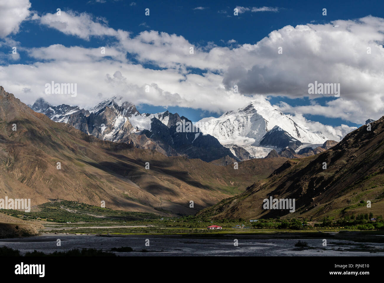 Paesaggio di montagna nella zona di campagna del nord dell'India Foto Stock