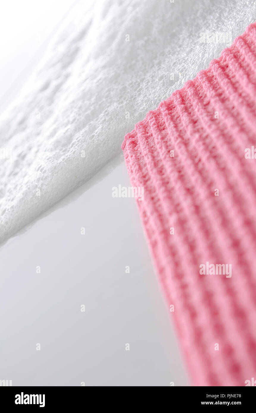 Dettaglio di una spugna da cucina e schiuma che rappresenta un concetto di pulizia. Foto Stock