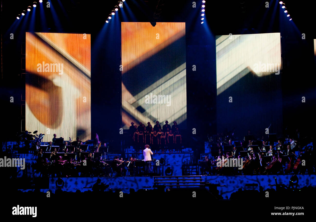Il Il Novecento orchestra e Belle Fleur coro presso la notte del Prom concerto di Anversa (Belgio, 28/10/2010) Foto Stock