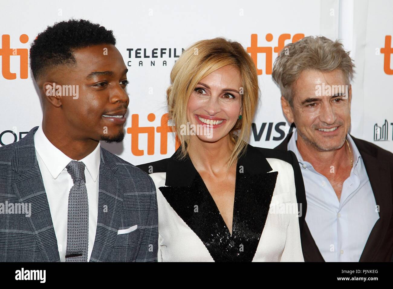 Toronto, Canada. 7 Sep, 2018. Stephan James, Julia Roberts, Dermot Mulroney presso gli arrivi di HOMECOMING Premiere al Toronto International Film Festival 2018, Ryerson Theater, Toronto, il 7 settembre 2018. Credito: JA/Everett raccolta/Alamy Live News Foto Stock