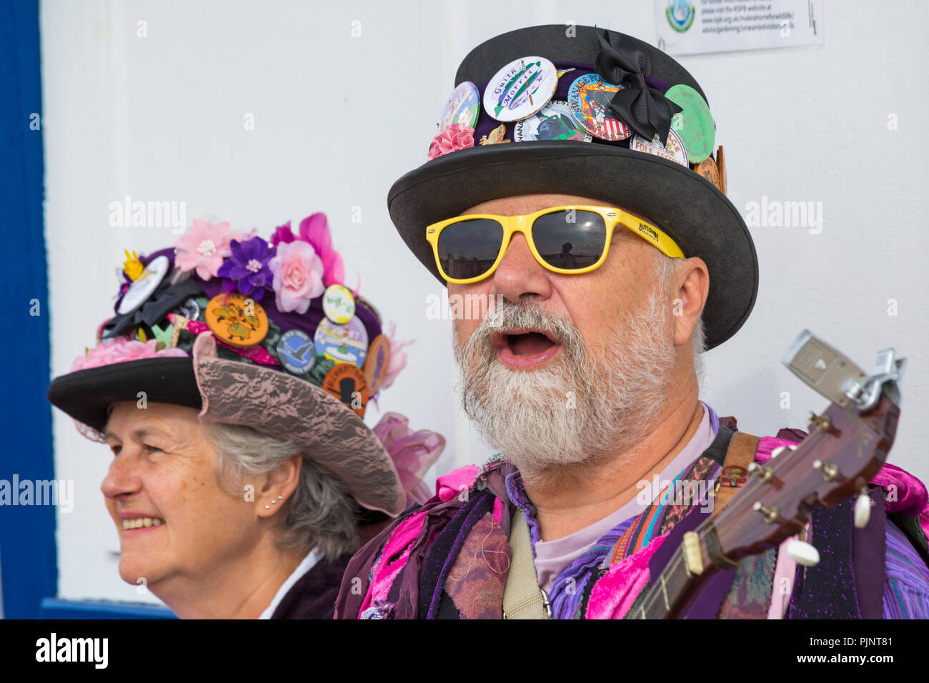 Swanage, Dorset, Regno Unito. 8 Sep, 2018. La folla gregge a Swanage Folk Festival per vedere i gruppi di danza e musica lungo il lungomare. Morris ballerini, membri di Guith Morris. Credito: Carolyn Jenkins/Alamy Live News Foto Stock
