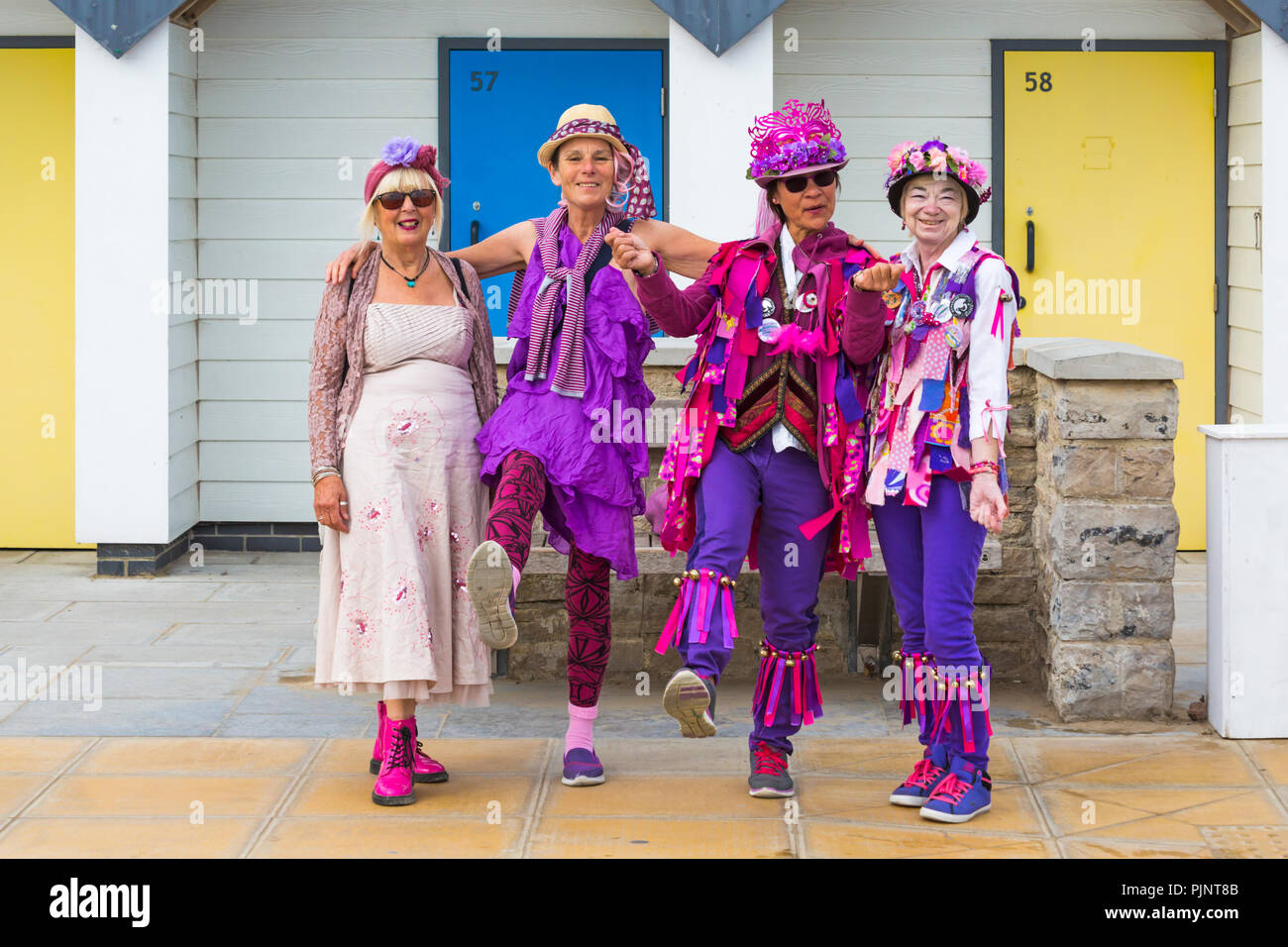 Swanage, Dorset, Regno Unito. 8 Sep, 2018. La folla gregge a Swanage Folk Festival per vedere i gruppi di danza e musica lungo il lungomare. Morris ballerini, membri di Guith Morris Dance lato. Credito: Carolyn Jenkins/Alamy Live News Foto Stock