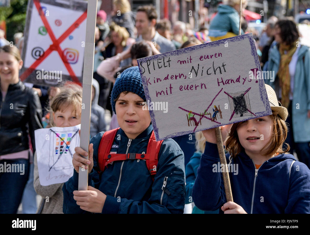 Amburgo, Germania. 08 Sep, 2018. Durante una dimostrazione di educare i bambini tenere poster con diversi loghi dei social media le aziende e il motto della demo nelle loro mani. Il figlio di sette anni di un paio di medici, con l'aiuto di sua madre, terrà un bambini dimostrazione sotto il motto "giocare con me! Non organizzati con i telefoni cellulari', che viene promosso anche su Facebook. Credito: Axel Heimken/dpa/Alamy Live News Foto Stock