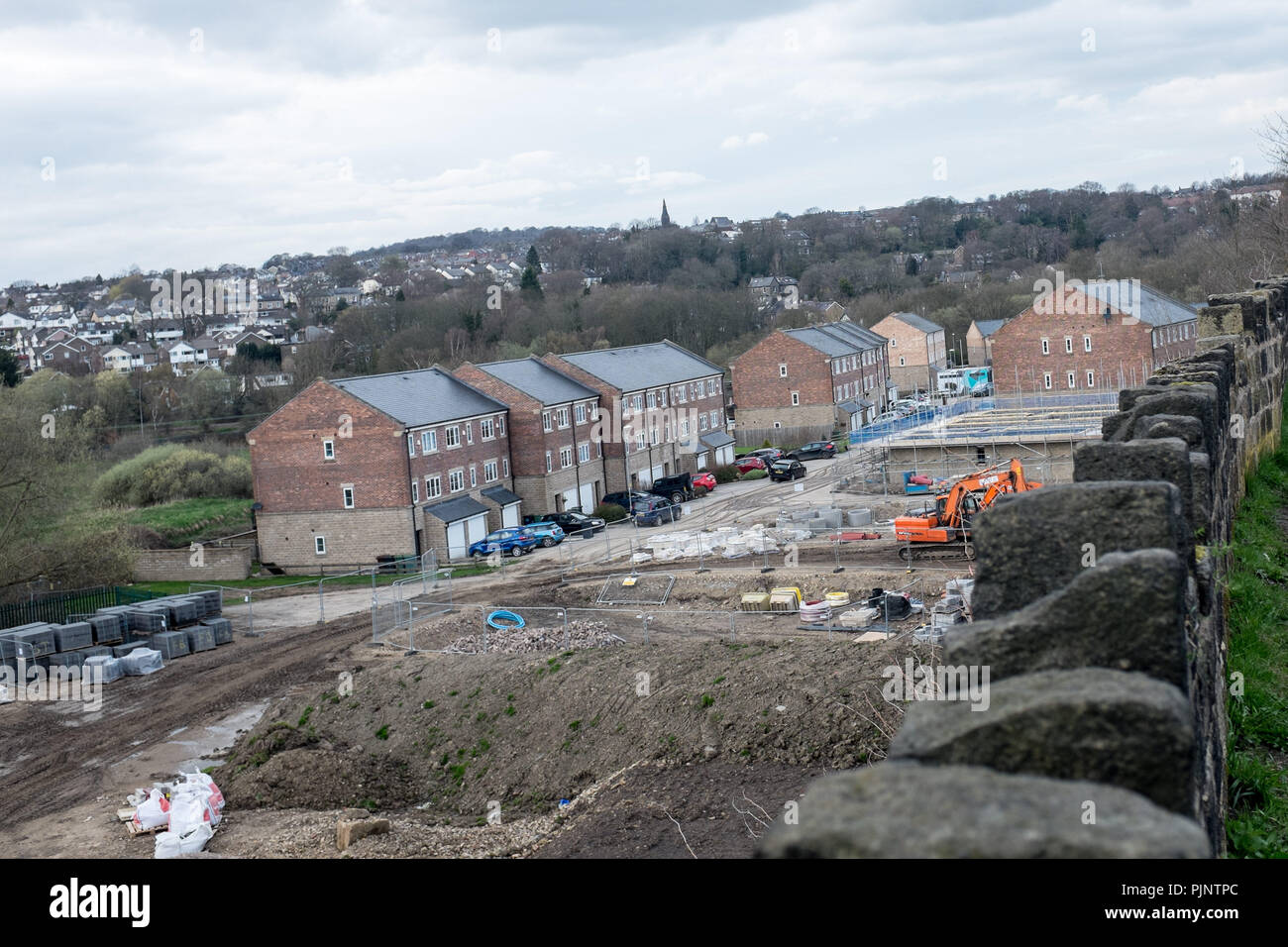 Regno Unito. Xvi Apr, 2018. Nuovi sviluppi di casa visto intorno a Leeds.Leeds è la città più grande del nord della contea inglese dello Yorkshire. Esso ha una delle massime economie diverse del Regno Unito la principale occupazione cuori e ha visto il più veloce tasso di posti di lavoro nel settore privato lo sviluppo di qualsiasi città del Regno Unito. Essa ha anche il più alto rapporto tra privato per gli impieghi nel settore pubblico del Regno Unito nucleo della città. Credito: Rahman Hassani SOPA/images/ZUMA filo/Alamy Live News Foto Stock