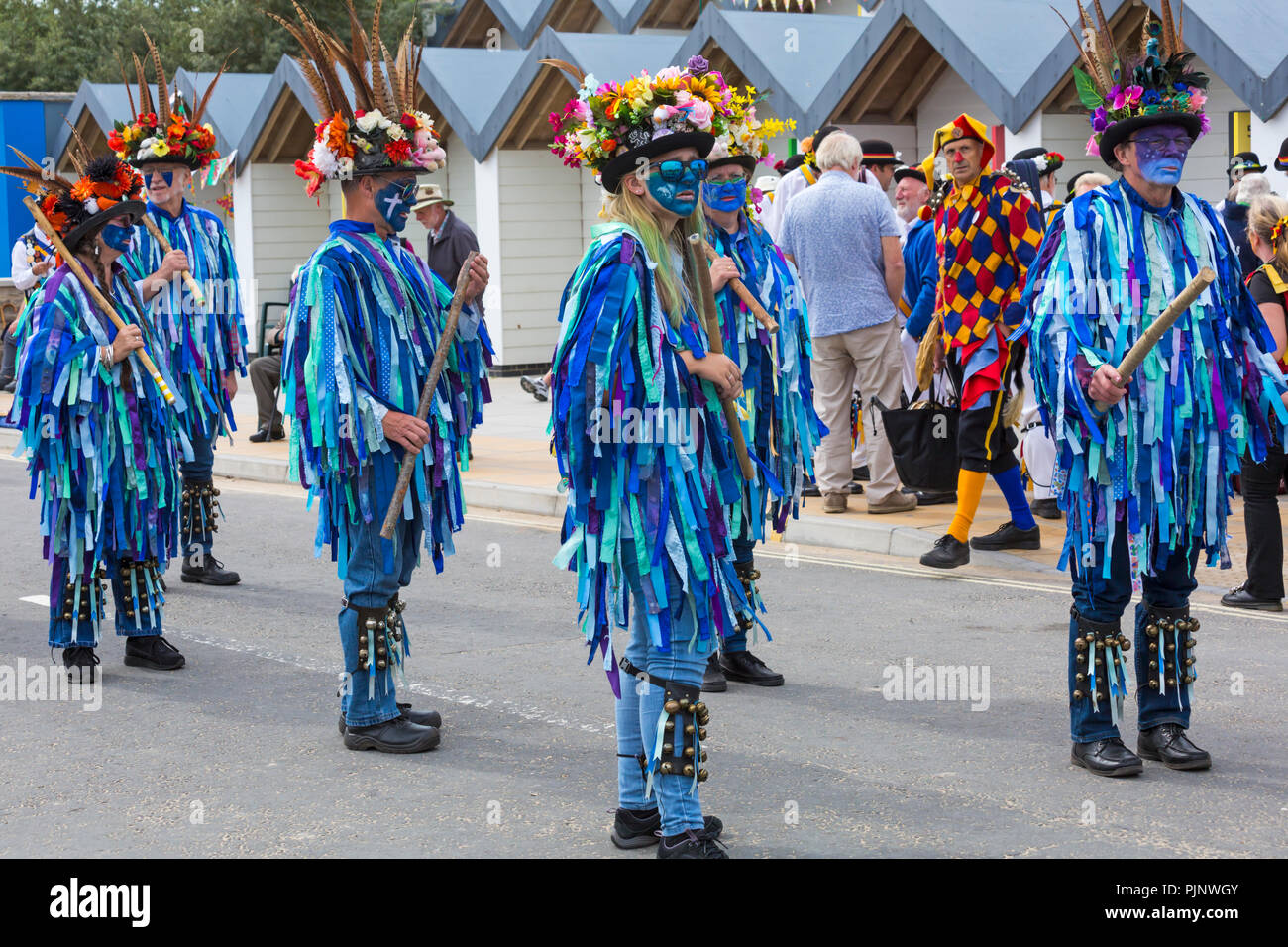 Swanage, Dorset, Regno Unito. 8 Sep, 2018. La folla gregge a Swanage Folk Festival per vedere i gruppi di danza e musica lungo il lungomare. Morris ballerini, Exmoor Border Morris gruppo eseguire. Credito: Carolyn Jenkins/Alamy Live News Foto Stock