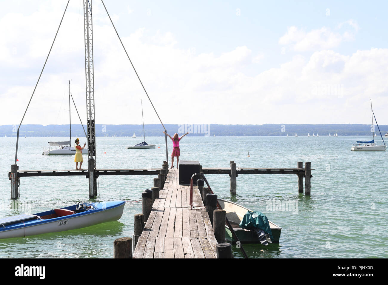 Herrsching, Germania. 08 Sep, 2018. Il progettista Angelika Zwerenz (L) e il modello di Ksenija Schmidtke, indossando Dirndlpunk da Angelika Zwerenz, può essere visto in Ammersee al Wiesnshooting am vedere il Dirndlgipfel 2018 su una passerella di scattare le foto. Con il miglior tempo in estate e temperature calde, le bellezze che offre la giusta atmosfera per una bella Oktoberfest 2018 e mostrare questo anno la tendenza di moda viennese con i loro vestiti tirolesi. Credito: Felix Hörhager/dpa/Alamy Live News Foto Stock