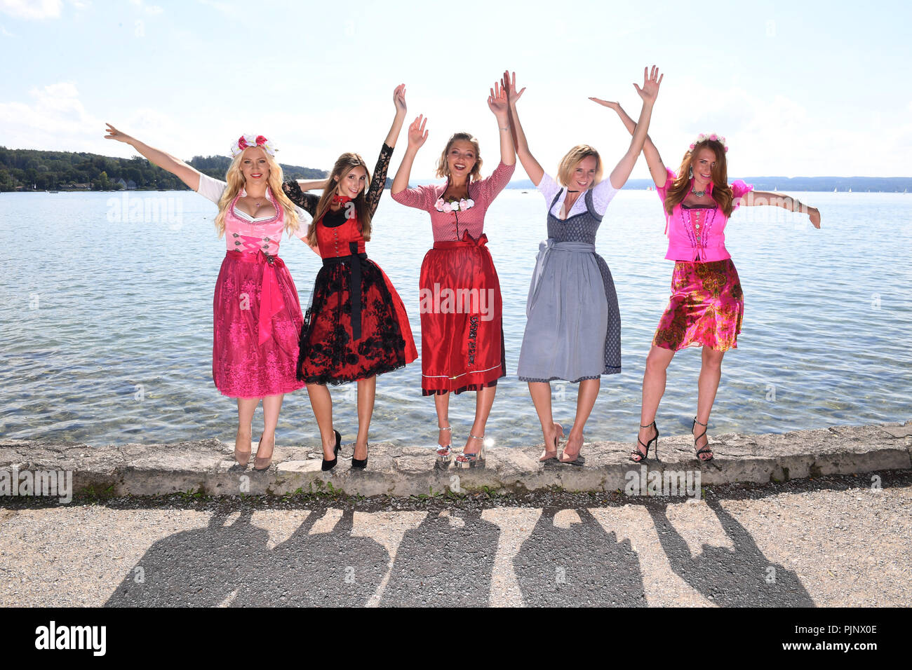 DPA-Exklusiv: 08 settembre 2018, Germania, Herrsching: i modelli Christine Klenner, indossando Dirndlliebe, (L-R) Miriam Franz, indossando Trachten Angermaier, Katarina Pauer, indossando Samtherz, Sabrina Rettenbeck, indossando Cocovero e Ksenija Schmidtke, indossando Dirndlpunk da Angelika Zwerenz sono visibili nella parte anteriore del paesaggio di Ammersee al Wiesnshooting am vedere il Dirndlgipfel 2018. Con il miglior tempo in estate e temperature calde, le bellezze che offre la giusta atmosfera per una bella Oktoberfest 2018 e mostrare questo anno la tendenza di moda viennese con i loro vestiti tirolesi. Foto: Felix Hörhager/dpa Foto Stock