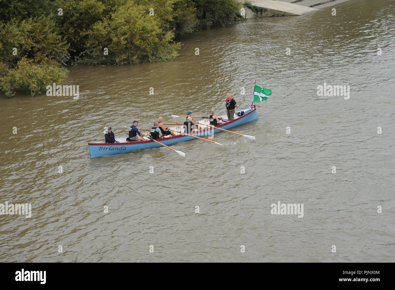 I concorrenti godetevi il cameratismo e la concorrenza nel Tamigi grande fiume gara, vista dal ponte di Barnes, SW13. Foto Stock