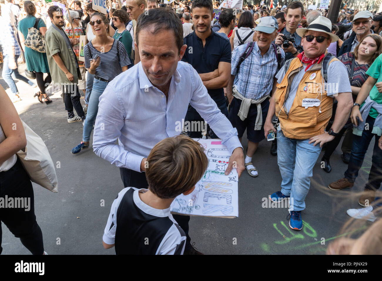 Parigi, Francia. 8 settembre 2018. Benoît Hamon, ex candidato per le elezioni presidenziali, segni un segno di protesta per un bambino durante una marcia contro il cambiamento climatico. © David Bertho / Alamy Live News Foto Stock
