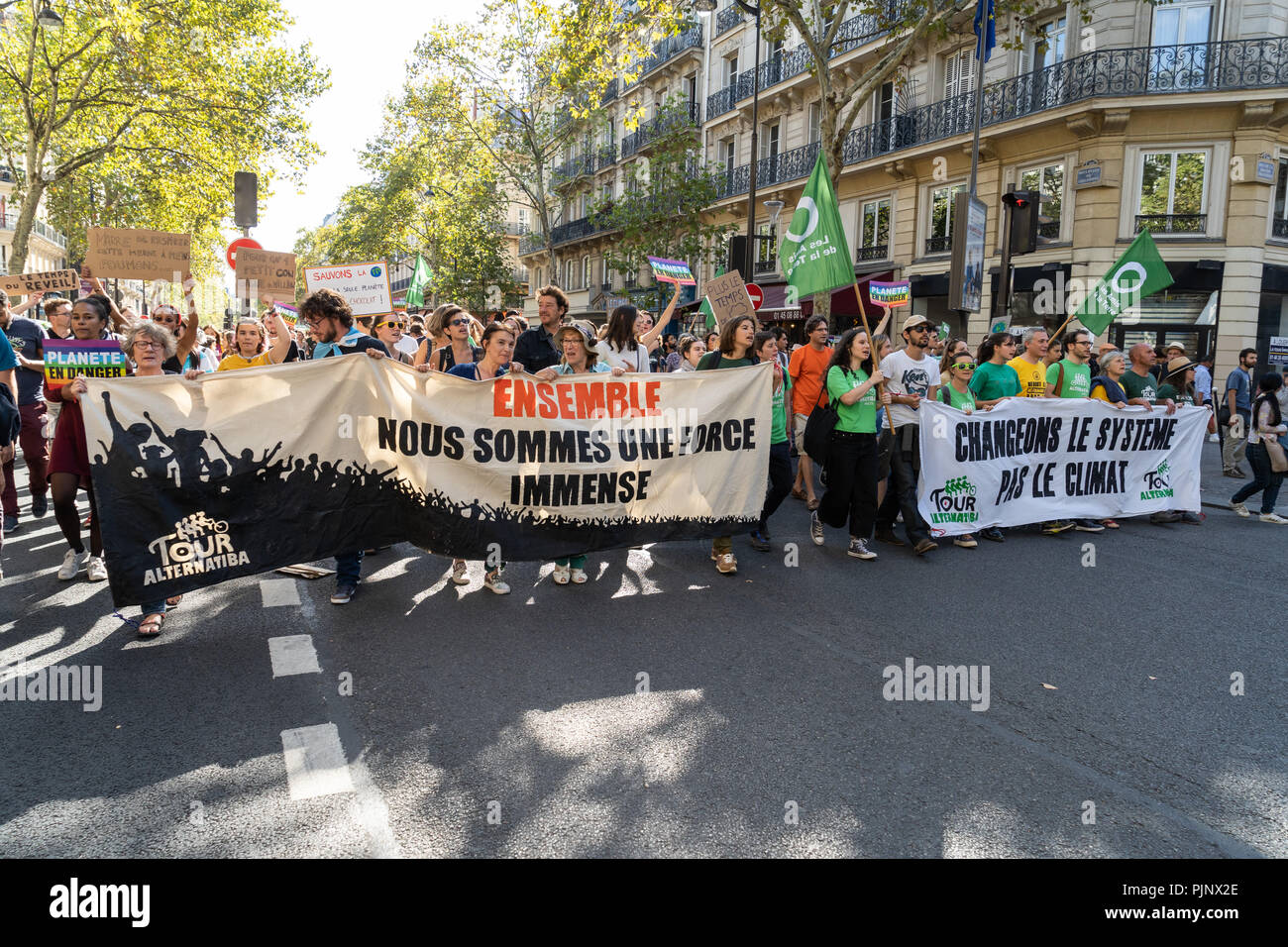 Parigi, Francia. 8 settembre 2018. Manifestanti contro il cambiamento climatico segni di contenimento. © David Bertho / Alamy Live News Foto Stock