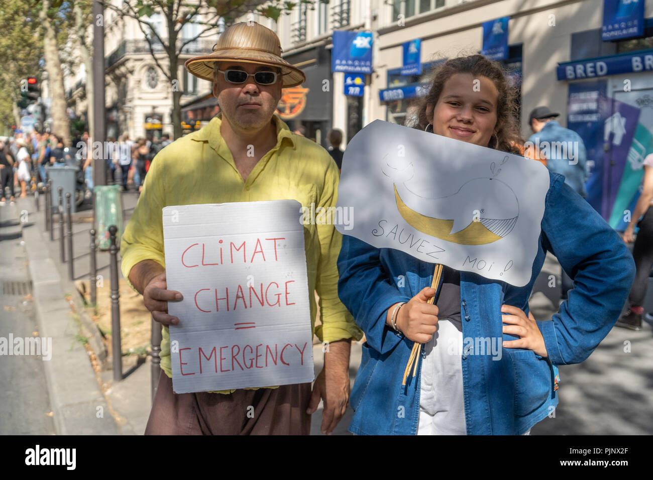 Parigi, Francia. 8 settembre 2018. Persone azienda segni contro il cambiamento climatico durante il mese di marzo a Parigi. © David Bertho / Alamy Live News Foto Stock