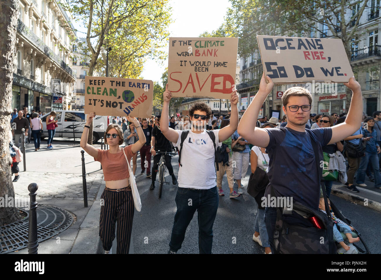 Parigi, Francia. 8 settembre 2018. Persone azienda segni contro il cambiamento climatico durante il mese di marzo a Parigi. © David Bertho / Alamy Live News Foto Stock