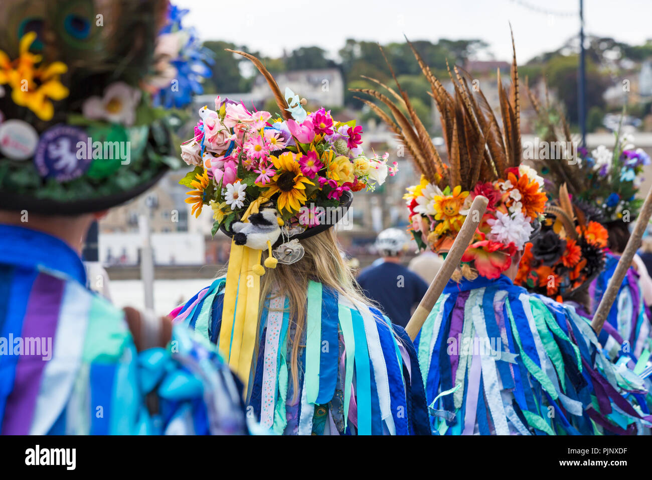 Swanage, Dorset, Regno Unito. 8 Sep, 2018. La folla gregge a Swanage Folk Festival per vedere i gruppi di danza e musica lungo il lungomare. Morris ballerini, membri del confine di Exmoor Morris gruppo eseguire. Credito: Carolyn Jenkins/Alamy Live News Foto Stock