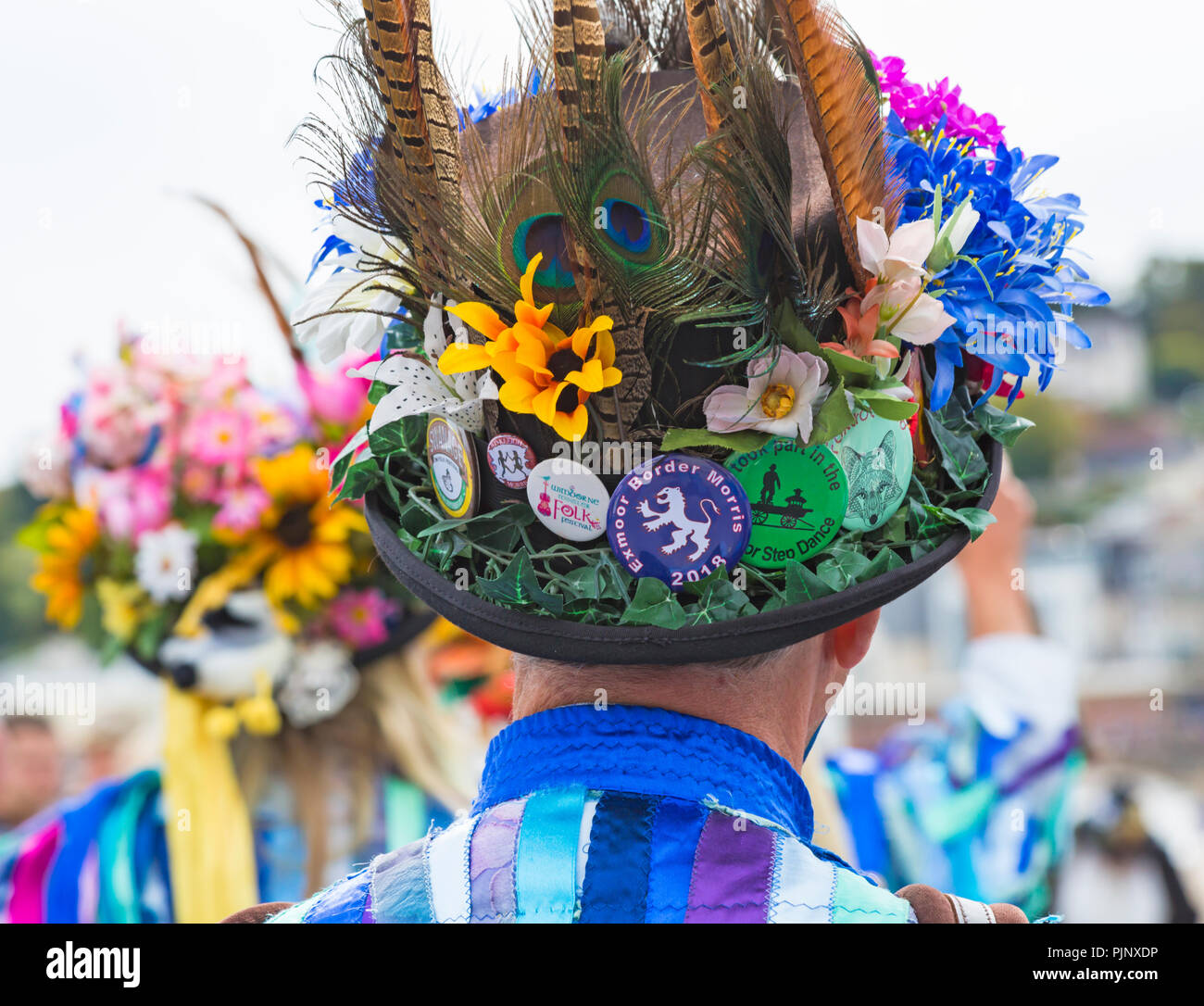 Swanage, Dorset, Regno Unito. 8 Sep, 2018. La folla gregge a Swanage Folk Festival per vedere i gruppi di danza e musica lungo il lungomare. Morris ballerini, membri del confine di Exmoor Morris gruppo. Credito: Carolyn Jenkins/Alamy Live News Foto Stock