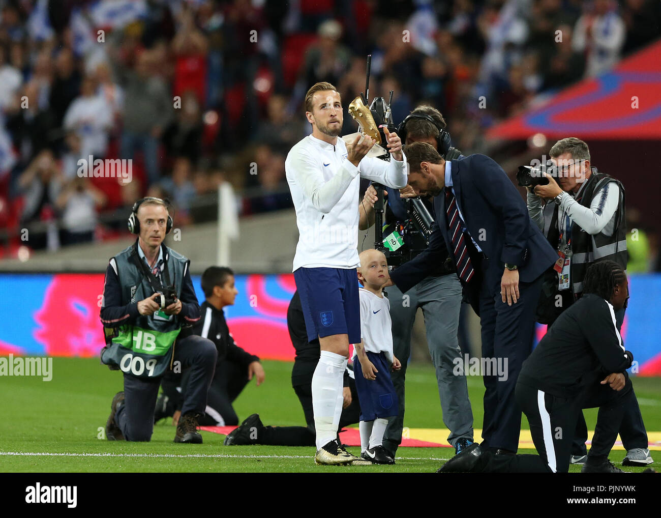 Lo stadio di Wembley, Londra, Regno Unito. 8 Sep, 2018. La UEFA Nazioni League Football, tra Inghilterra e Spagna; Harry Kane di Inghilterra detiene la Golden Boot trofeo Credito: Azione Sport Plus/Alamy Live News Foto Stock