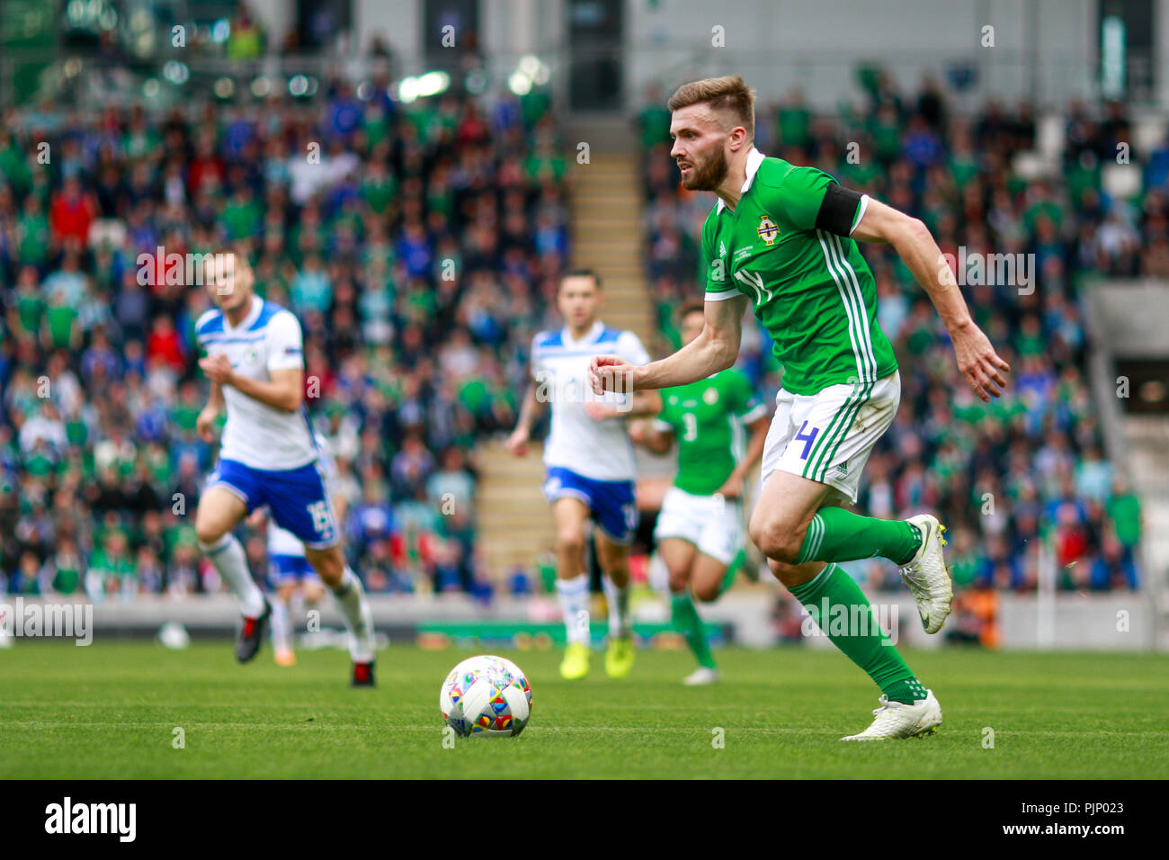 Belfast, Irlanda del Nord. Sabato 08 Settembre, 2018 Stuart Dallas dell Irlanda del Nord spinge in avanti il credito: Graham il credito di servizio: Graham servizio/Alamy Live News Foto Stock