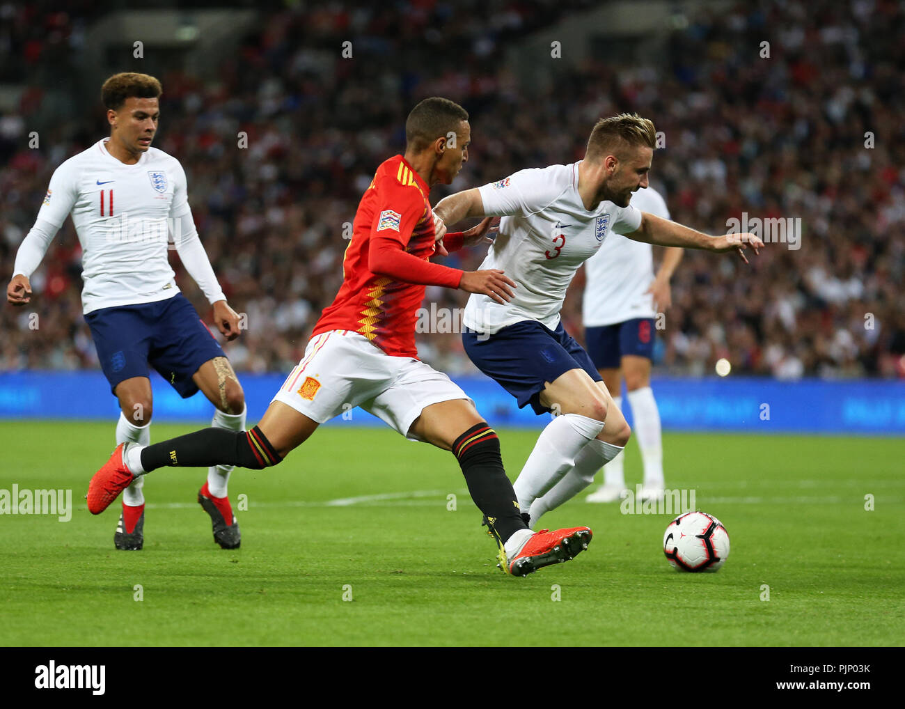 Lo stadio di Wembley, Londra, Regno Unito. 8 Sep, 2018. La UEFA Nazioni League Football, tra Inghilterra e Spagna; Luca Shaw di Inghilterra mette pressione su Rodrigo di Spagna Credito: Azione Sport Plus/Alamy Live News Foto Stock