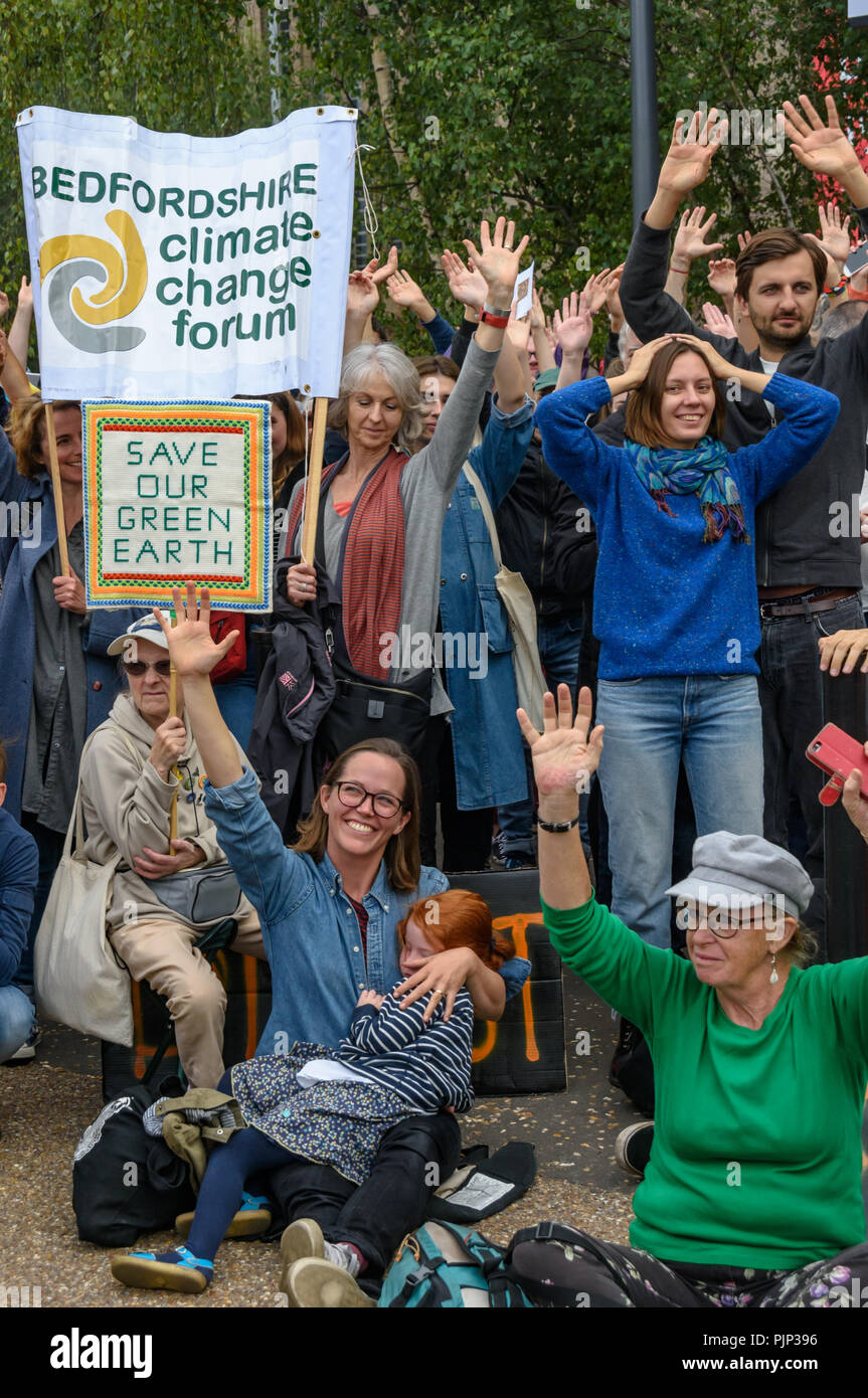 Londra, Regno Unito. 8 settembre 2018. La realtà del clima sostenitori alzare i loro hards al rally di fronte la Tate Modern, uno delle migliaia di tutto il mondo chiedono un intervento urgente da capi di Stato e di governo a leader di impegnarci in un fossile mondo libero che funziona per tutti noi leader della comunità, gli organizzatori, scienziati, narratori e credito: Peter Marshall / Alamy Live News Foto Stock