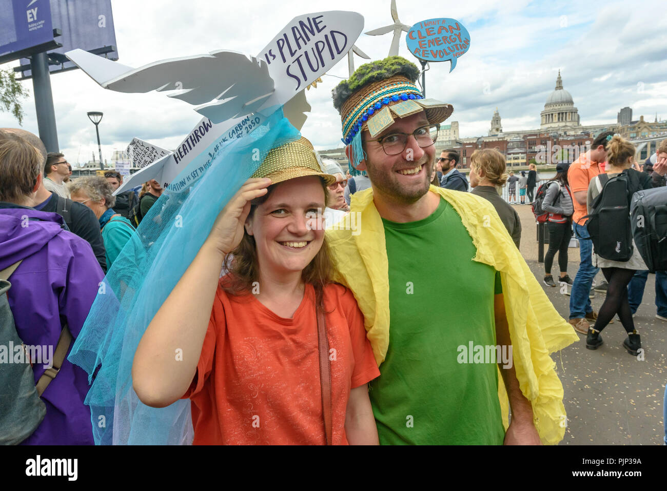 Londra, Regno Unito. 8 settembre 2018. La realtà del clima sostenitori indossare cappelli decorati al rally di fronte la Tate Modern, uno delle migliaia di tutto il mondo chiedono un intervento urgente da capi di Stato e di governo a leader di impegnarci in un fossile mondo libero che funziona per tutti noi leader della comunità, gli organizzatori, scienziati, narratori un credito: Peter Marshall / Alamy Live News Foto Stock