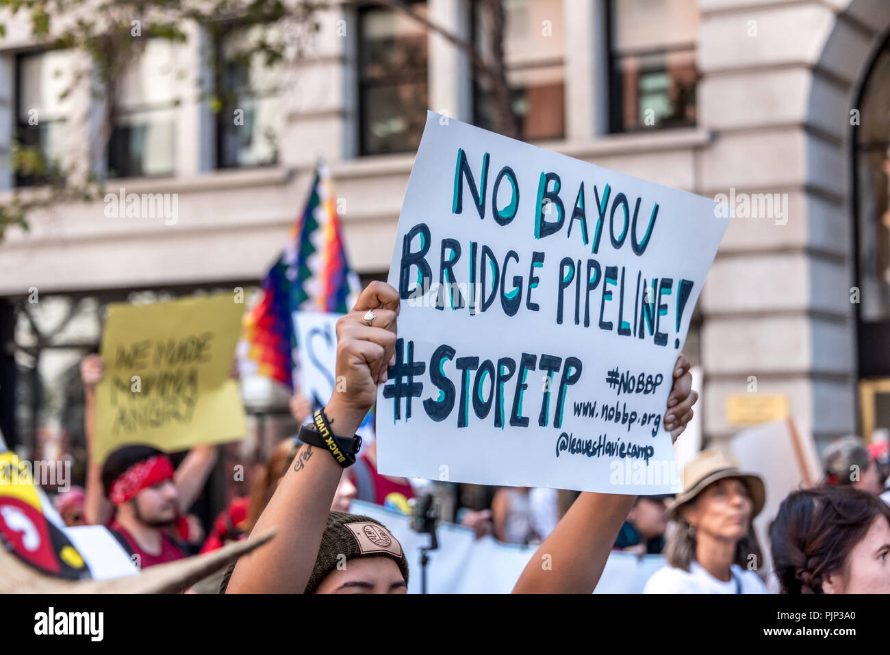San Francisco, California, Stati Uniti d'America. 8 Settembre, 2018. Migliaia di fedeli in San Francisco in origine per il clima rally e marzo in anticipo del Global Climate Action Summit che si terrà vi Settembre 12 a 14. Un segno trattenuto al di sopra della folla si legge, "No Bayou pipeline ponte! #STOPETP.' Shelly Rivoli/Alamy Live News Foto Stock