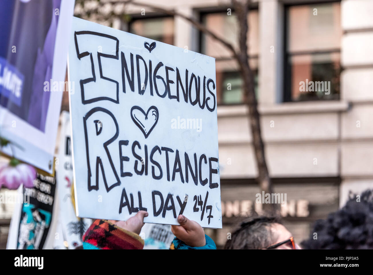 San Francisco, California, Stati Uniti d'America. 8 Settembre, 2018. Migliaia di fedeli in San Francisco in origine per il clima rally e marzo in anticipo del Global Climate Action Summit che si terrà vi Settembre 12 a 14. Un segno trattenuto al di sopra della folla si legge, "resistenza indigena tutto il giorno 24/7.' Shelly Rivoli/Alamy Live News Foto Stock