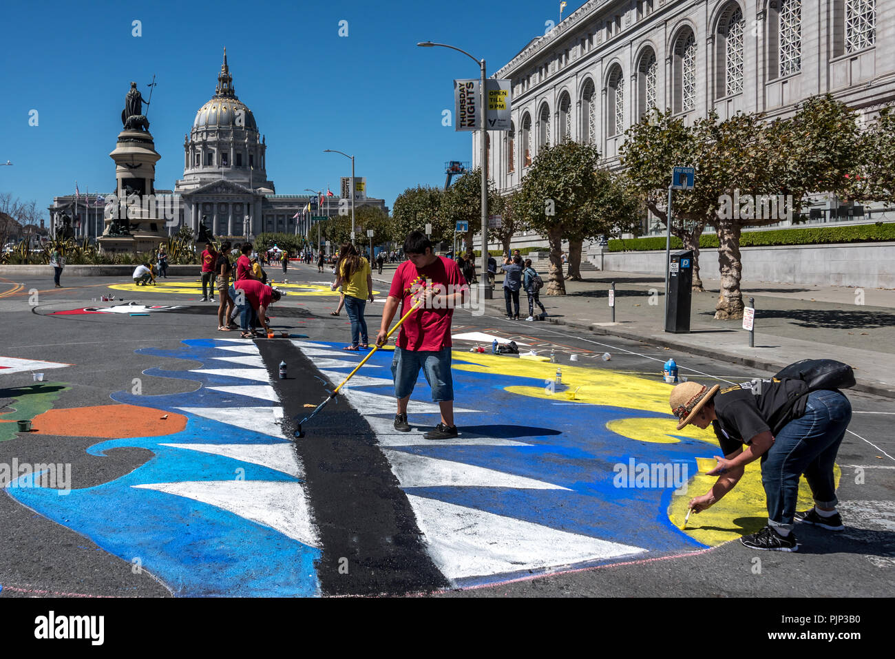 San Francisco, California, Stati Uniti d'America. 8 Settembre, 2018. Migliaia di fedeli in San Francisco in origine per il clima rally e marzo in anticipo del Global Climate Action Summit che si terrà vi Settembre 12 a 14. Volontari sono arrivati presto al Civic Center Plaza per aiutare la vernice per un totale di 55 diversi street murales, ogni 35 piedi (10,7 metri) largo. Shelly Rivoli/Alamy Live News Foto Stock