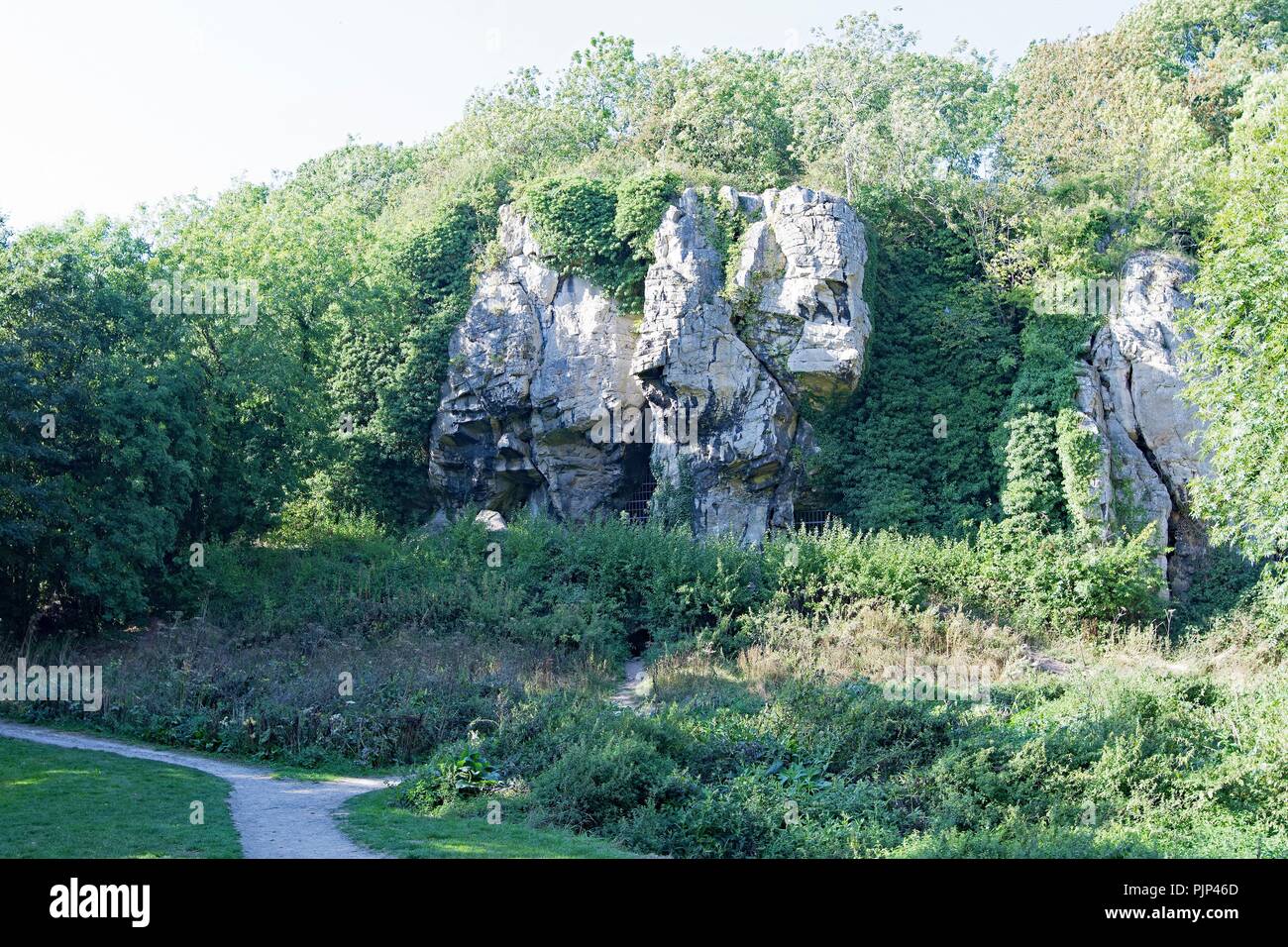 Prese per catturare la vista di alcune delle grotte nascoste a Creswell Craggs, nel Derbyshire. Foto Stock