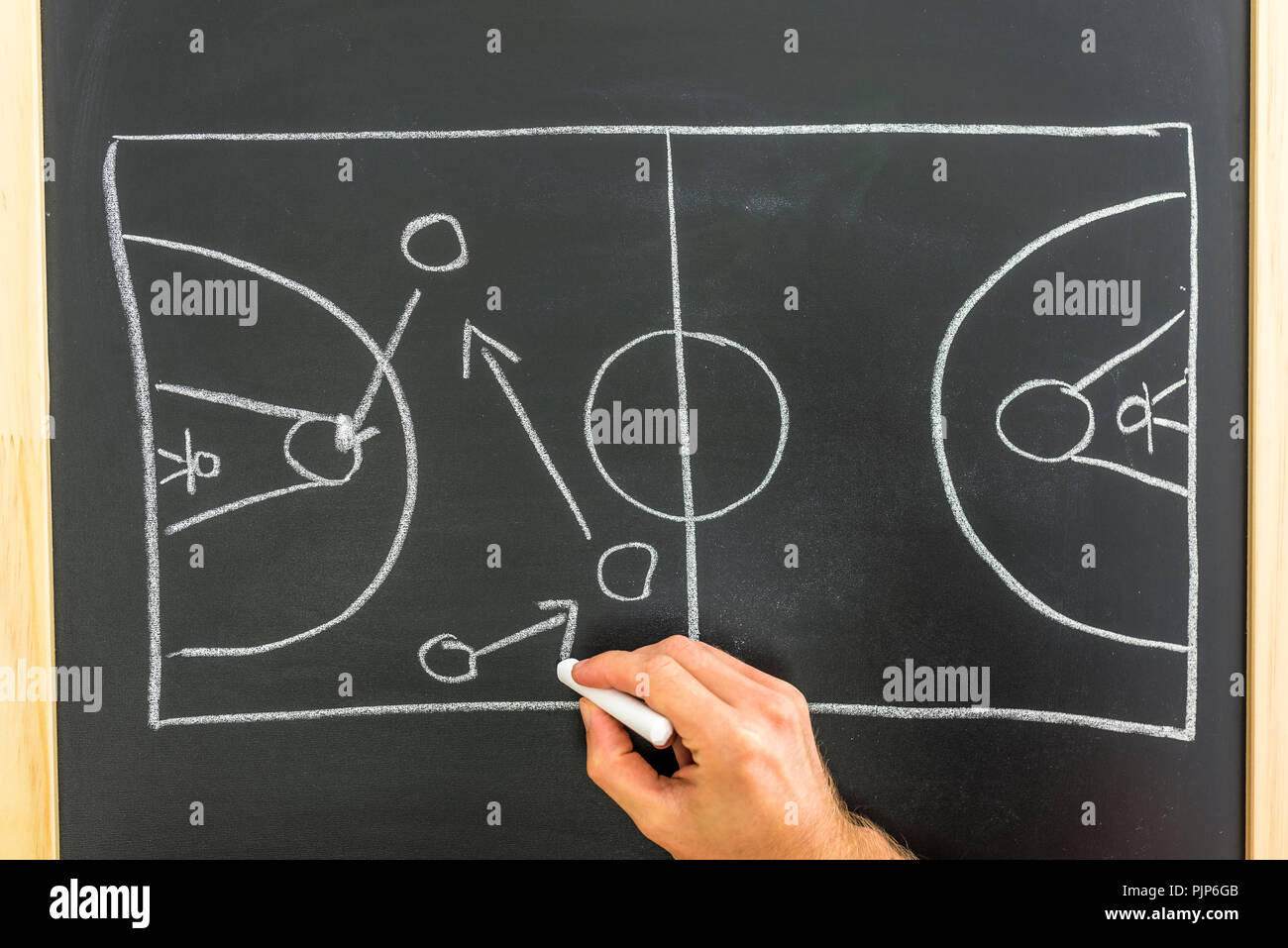 Vista dettagliata del coach di pallacanestro di disegno tattica di gioco sul bordo nero. Foto Stock
