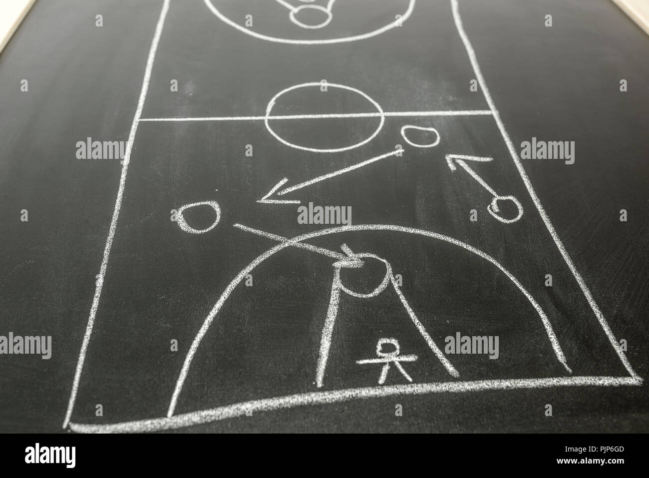 La pallacanestro gioco strategia tracciata sulla lavagna nera. Foto Stock