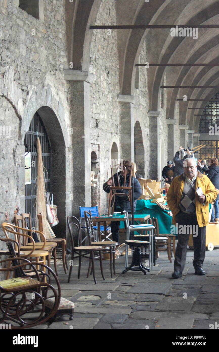 La città medievale italiana di Bergamo. Un mercato all'aperto nella storica Piazza della Cittadella. Foto Stock