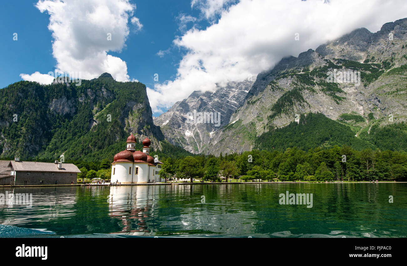 Acqua di riflessione, il lago Königssee con il Massiccio del Watzmann e la chiesa del pellegrinaggio di San Bartolomeo, Parco Nazionale di Berchtesgaden. Foto Stock