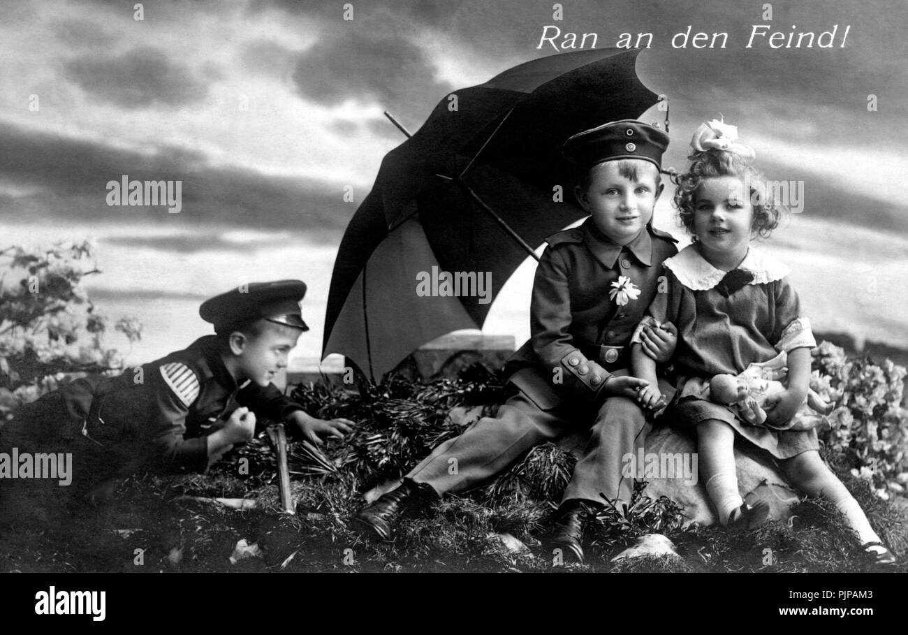 La gelosia, satira, umorismo, corse al nemico, bambini e rivale card dalla prima guerra mondiale, 1914, Germania Foto Stock