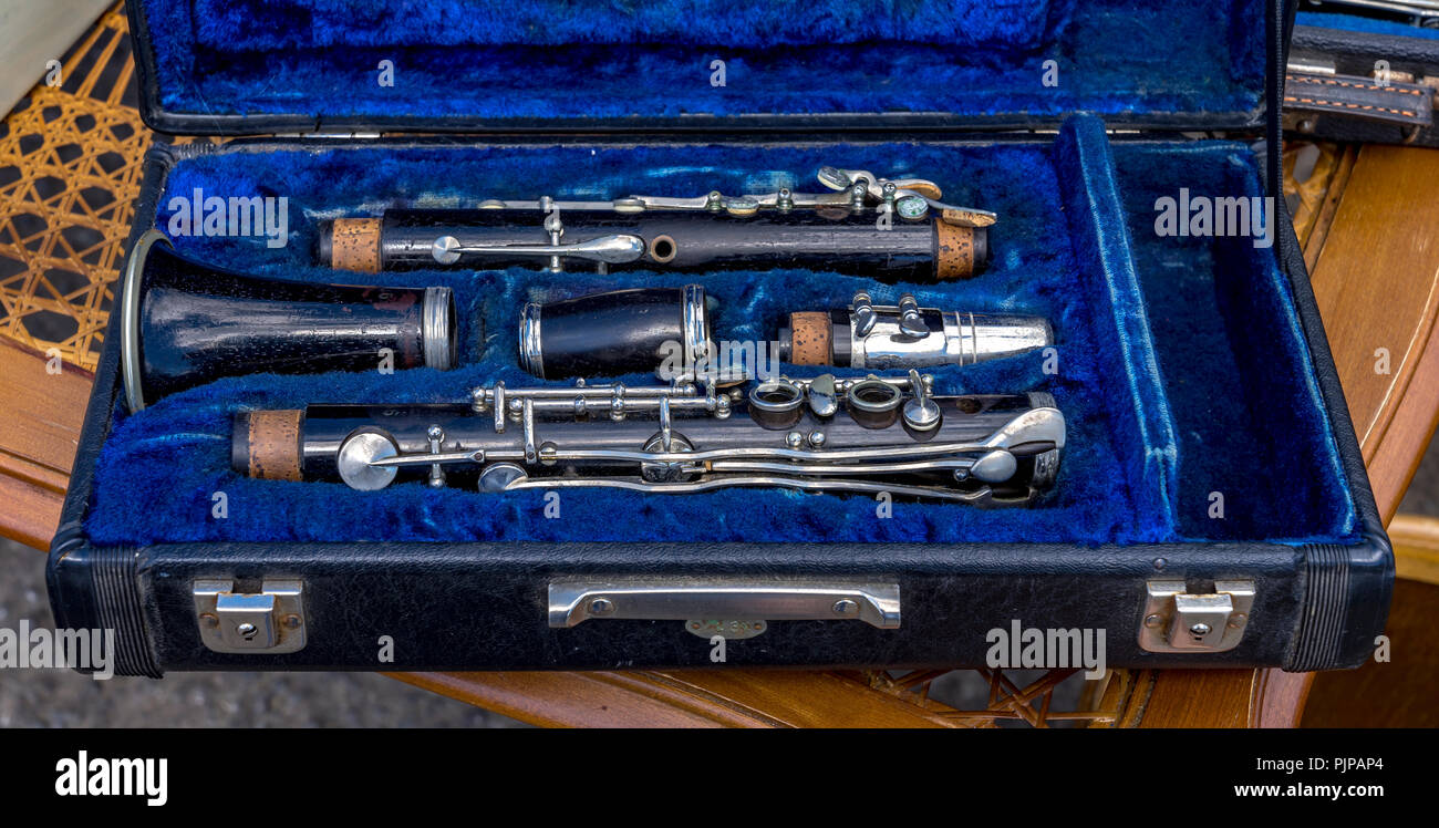 Vecchio clarinetto in blu custodia rivestita Foto Stock