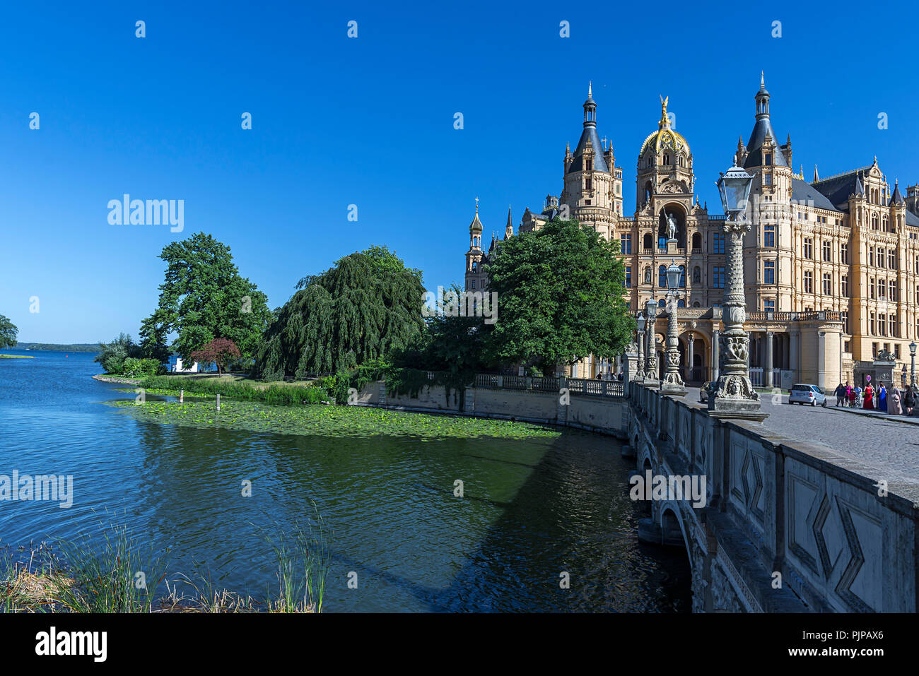 Castello di Schwerin con ponte del castello e il lago Schwerin, Schwerin, Meclemburgo-Pomerania Occidentale, Germania Foto Stock