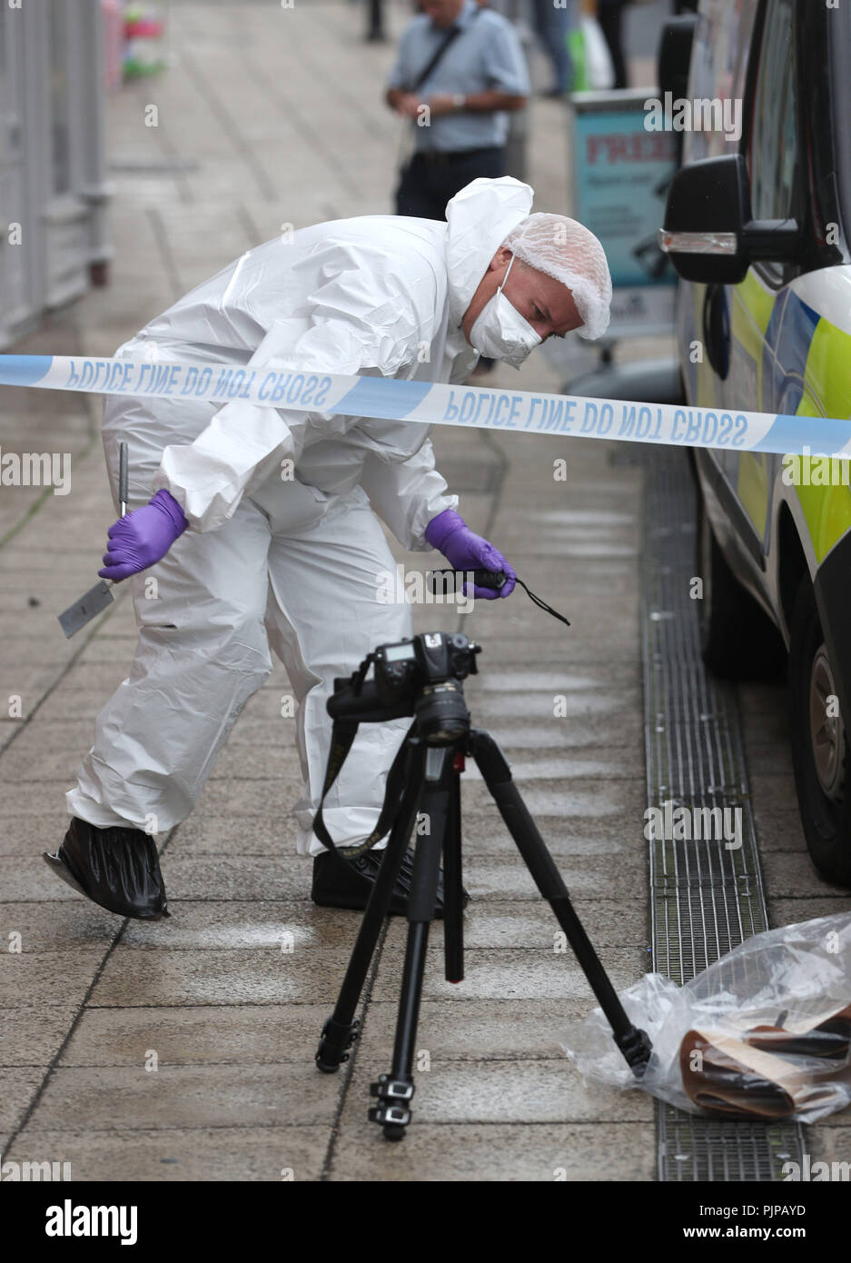 Un funzionario forense in Peel quadrato in Barnsley Town Center dopo un grave incidente. Foto Stock