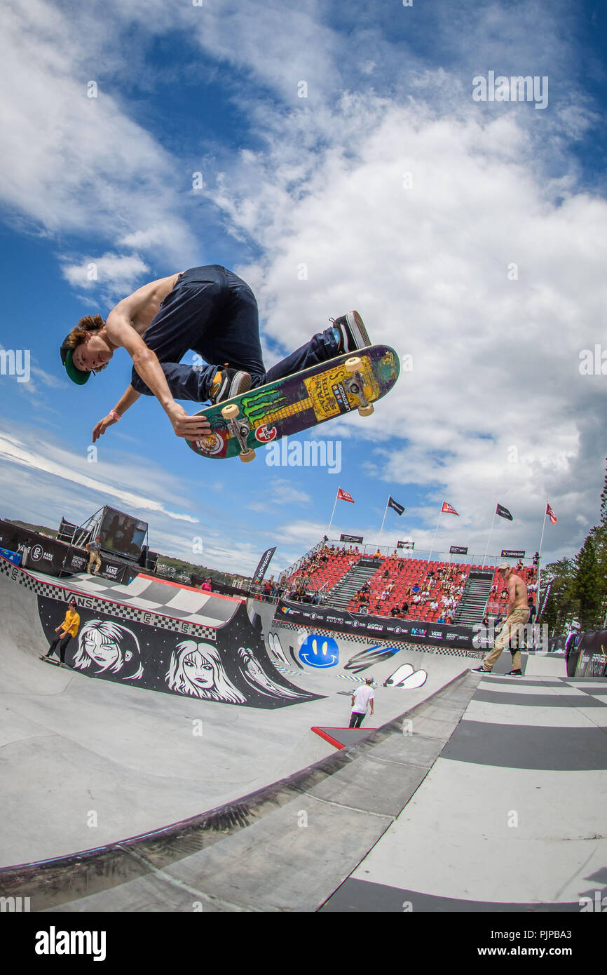 Una vista fisheye come skateboarders pratica nei furgoni Pro Bowl durante il parco furgoni serie di skateboard del terreno nel campionato del mondo tour come tifosi guardare durante il sesto giorno della Australian Open di surf in Manly Beach, Australia. Foto Stock