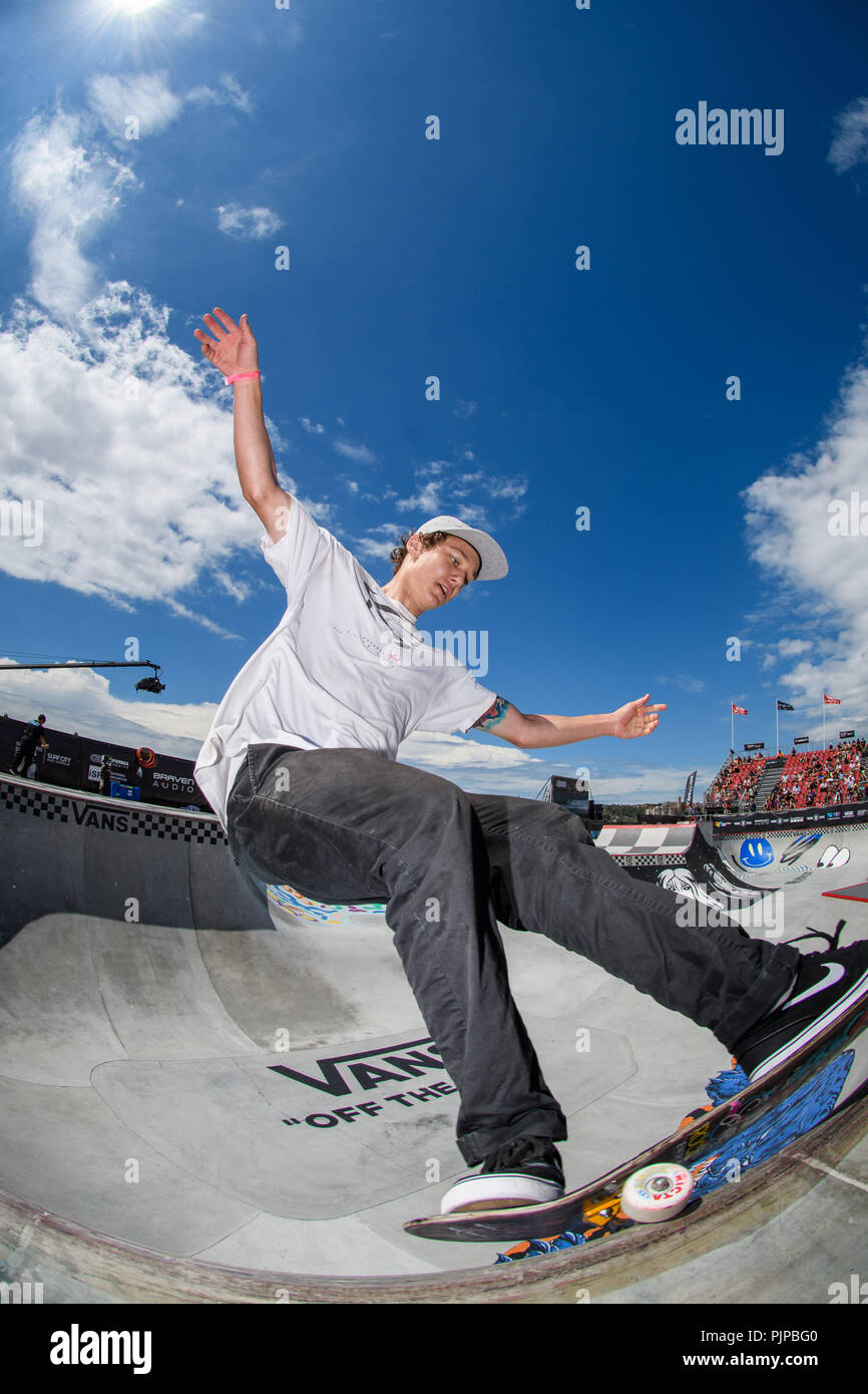 Una vista fisheye come skateboarders pratica nei furgoni Pro Bowl durante il parco furgoni serie di skateboard del terreno nel campionato del mondo tour come tifosi guardare durante il sesto giorno della Australian Open di surf in Manly Beach, Australia. Foto Stock