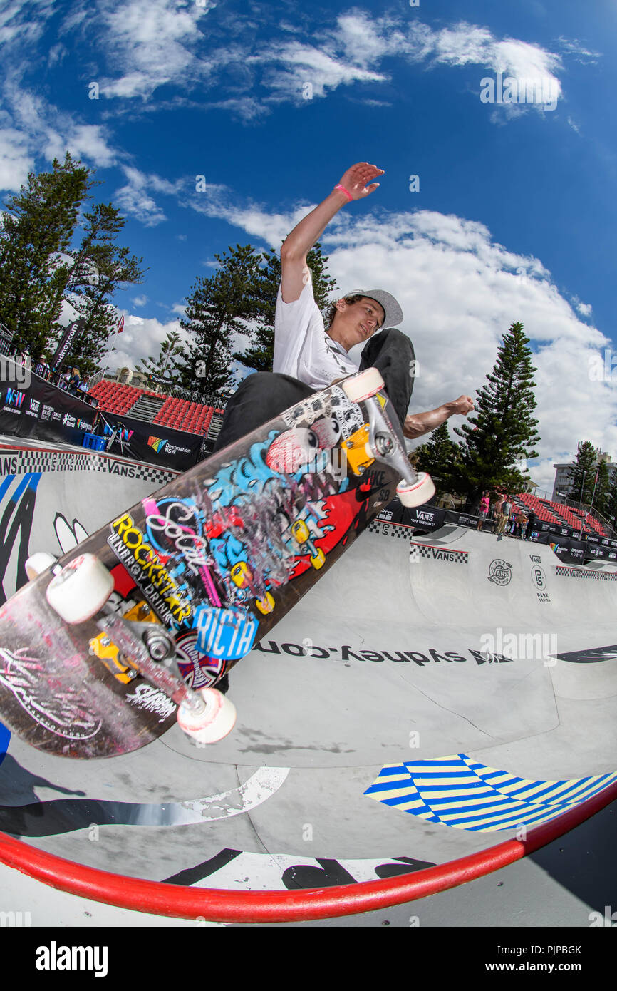 Una vista fisheye come skateboarders pratica nei furgoni Pro Bowl durante il parco furgoni serie di skateboard del terreno nel campionato del mondo tour come tifosi guardare durante il sesto giorno della Australian Open di surf in Manly Beach, Australia. Foto Stock