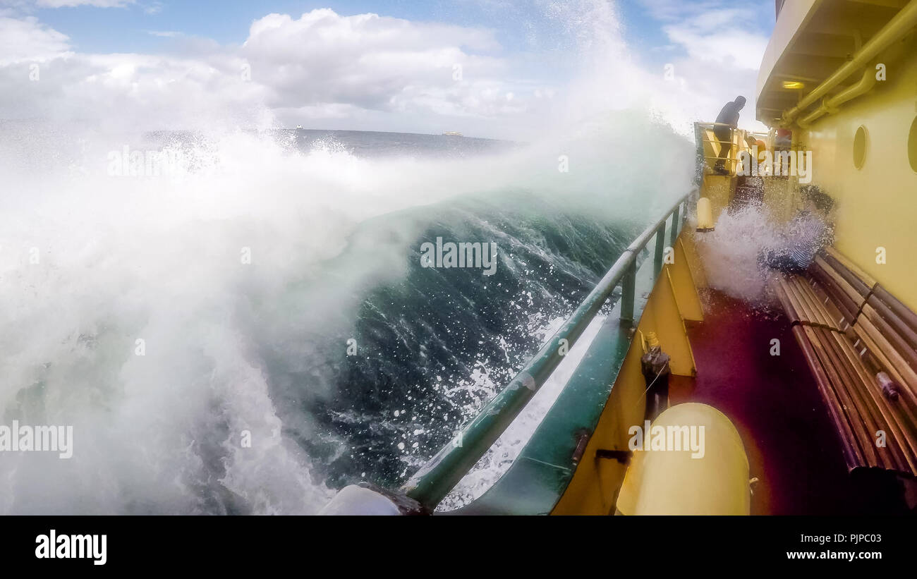 Una serie di fotografie come turisti prendere un immersione su Sydney iconici Manly traghetto grande vela gonfia vicino a Sydney la testa del Nord. Il Meteo Bureau avverte grandi e potenti condizioni surf dovrebbe essere pericoloso per le attività costiere come rock la pesca, il nuoto e il surf. Foto Stock