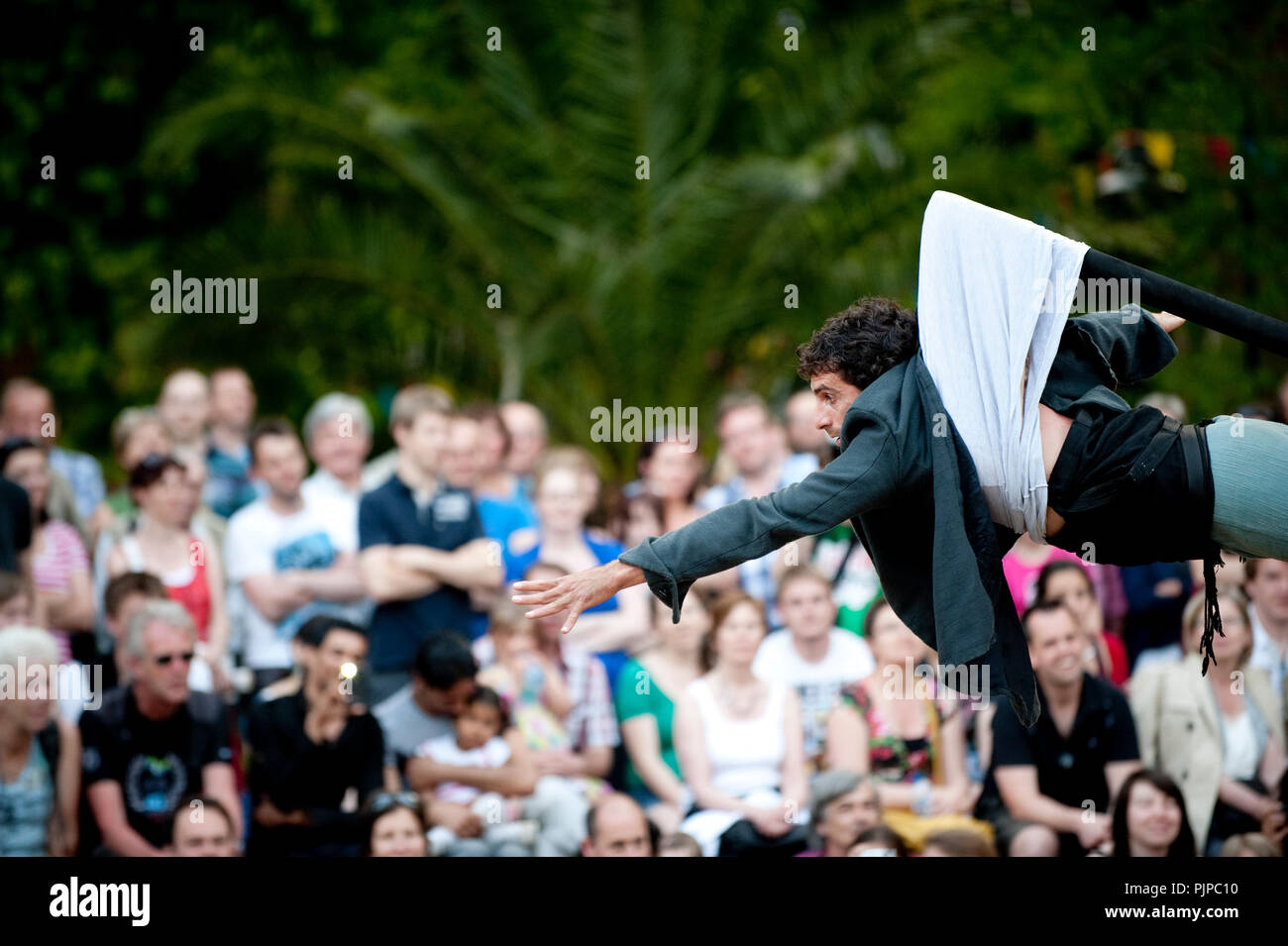 Lo spagnolo street Theatre Company Circ Panic eseguendo 'L'Home Que Perdia Els Botons' a Leuven in Scène festival in Leuven (Belgio, 27/05/2012) Foto Stock