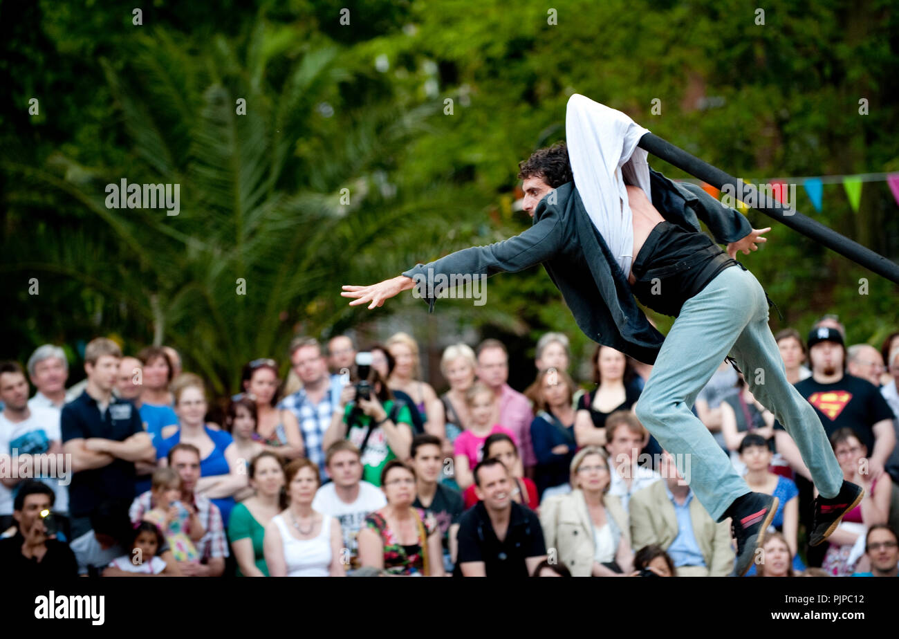 Lo spagnolo street Theatre Company Circ Panic eseguendo 'L'Home Que Perdia Els Botons' a Leuven in Scène festival in Leuven (Belgio, 27/05/2012) Foto Stock