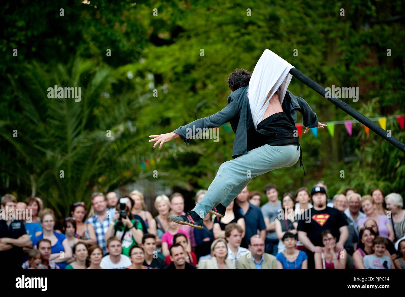 Lo spagnolo street Theatre Company Circ Panic eseguendo 'L'Home Que Perdia Els Botons' a Leuven in Scène festival in Leuven (Belgio, 27/05/2012) Foto Stock