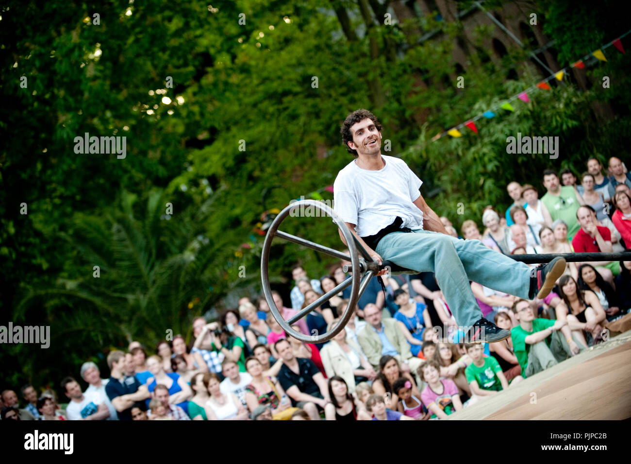 Lo spagnolo street Theatre Company Circ Panic eseguendo 'L'Home Que Perdia Els Botons' a Leuven in Scène festival in Leuven (Belgio, 27/05/2012) Foto Stock