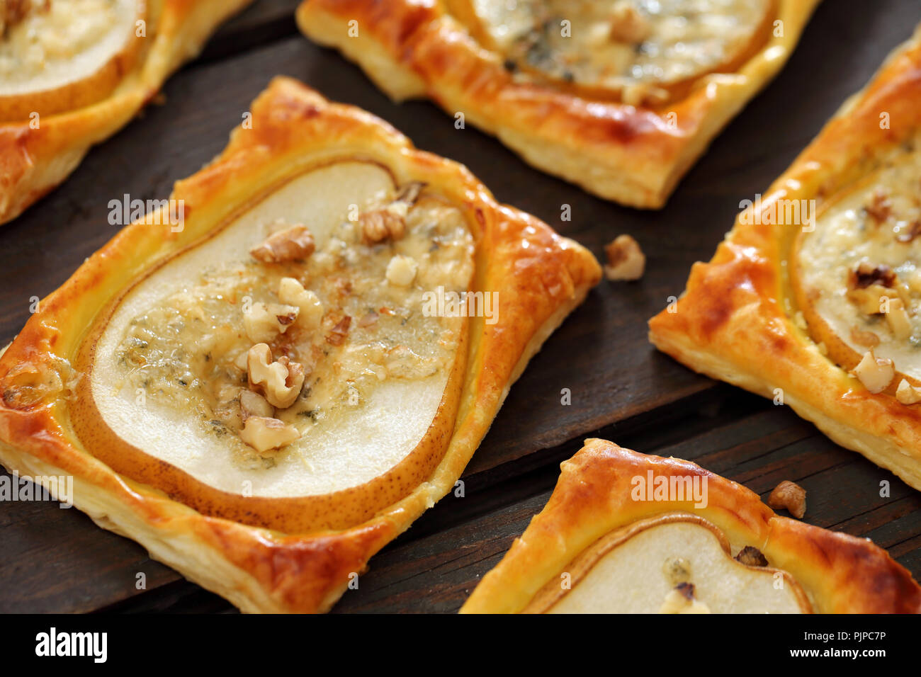 Pasta sfoglia con pere al forno, formaggio blu e noci Foto Stock