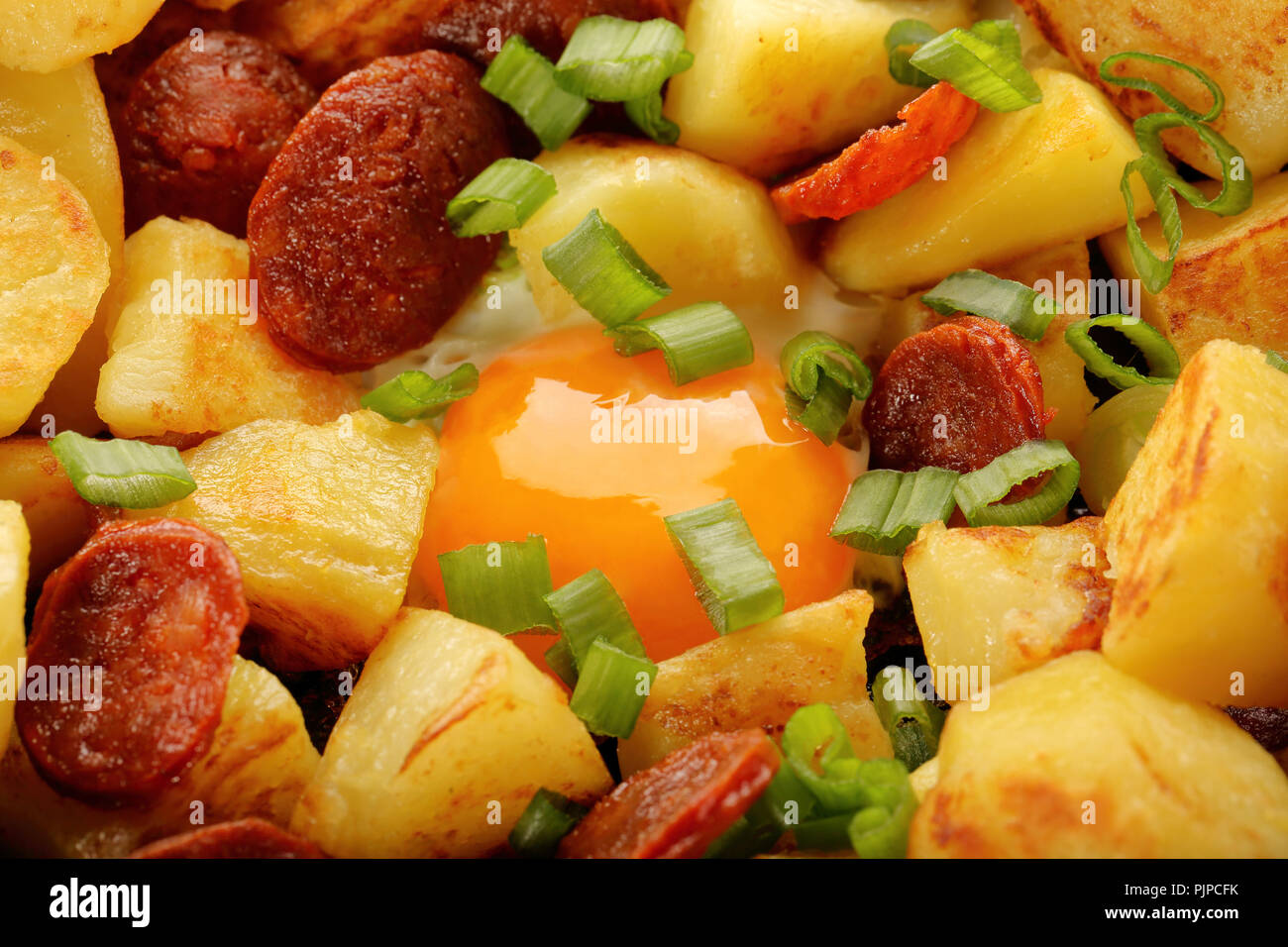 Uovo cotto e salsicce in padella Foto Stock