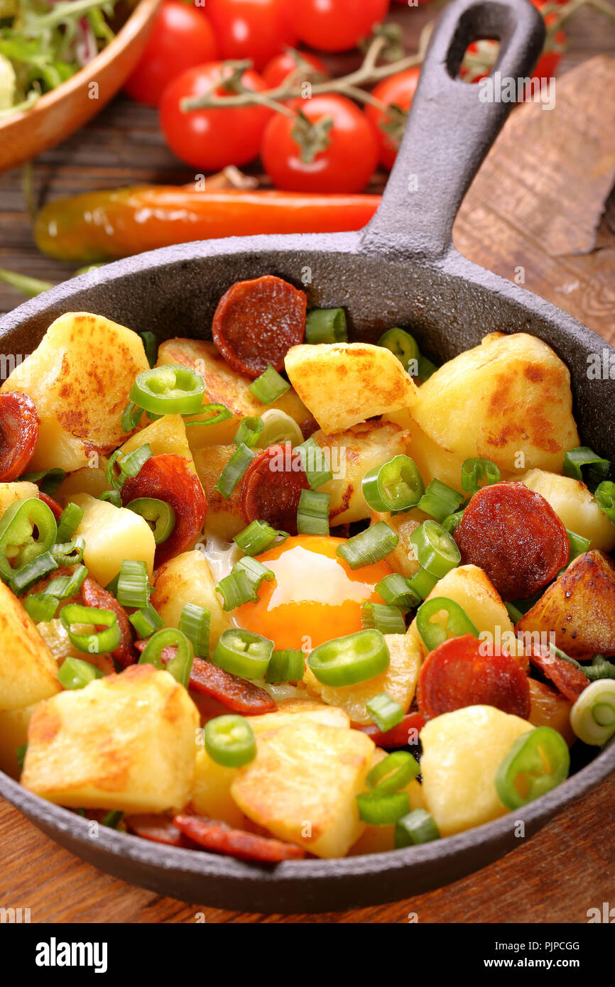 Uovo cotto e salsicce in padella Foto Stock