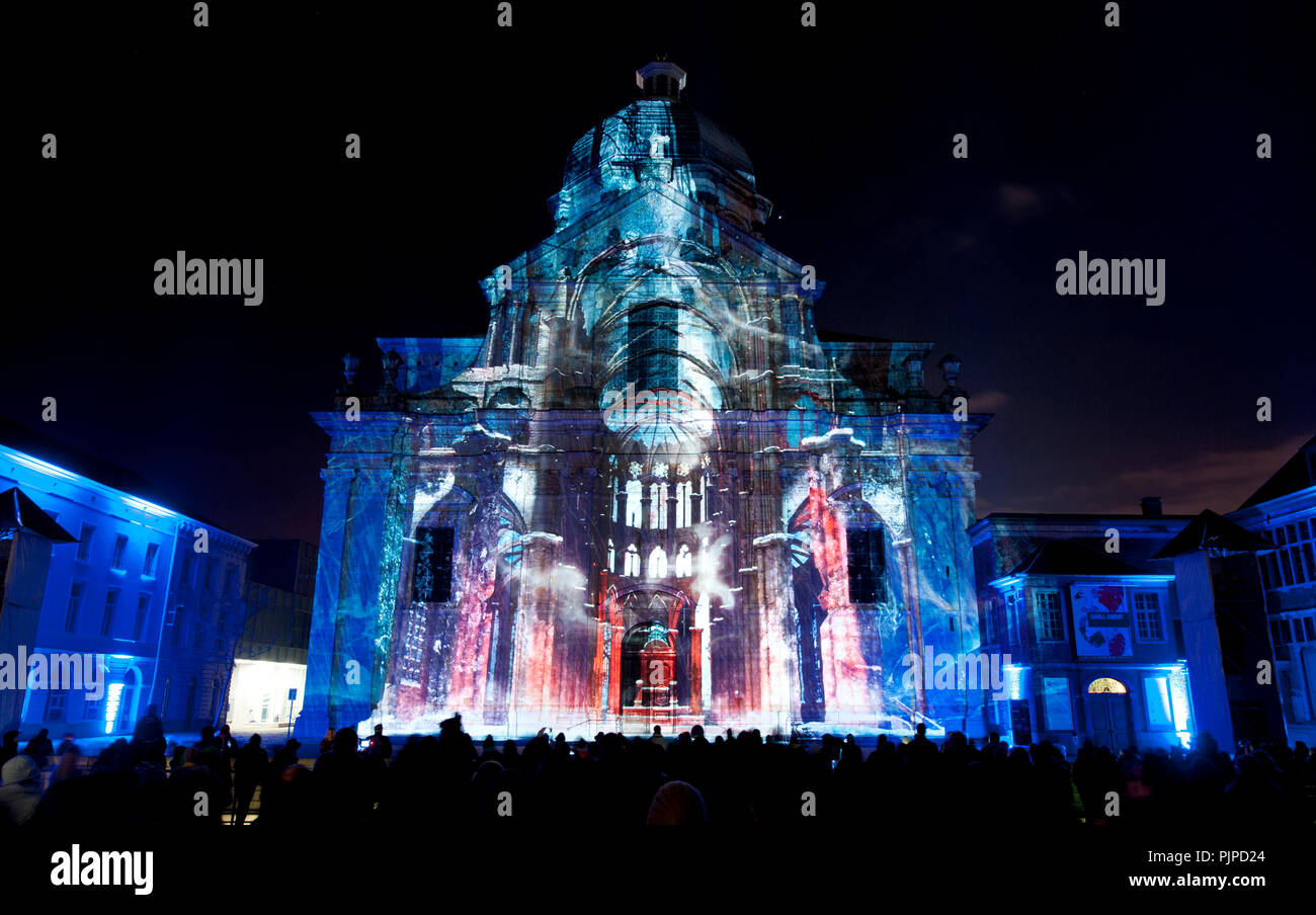 Il tessuto urbano di installazione di chiavi da sporco Monitor presso il Festival di luce 2015 a Gand (Belgio, 31/01/2015) Foto Stock