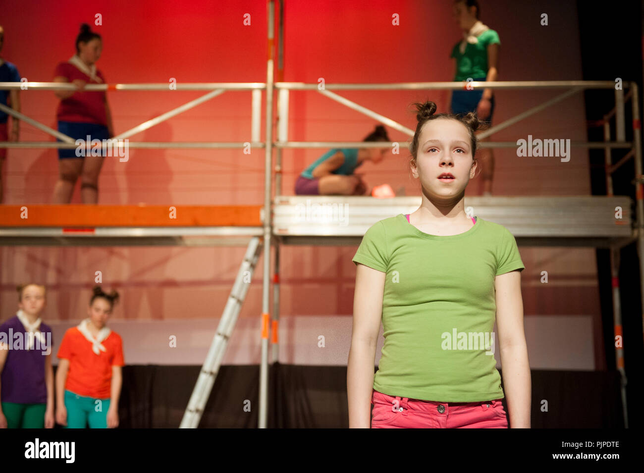 Compagnia di teatro De Dijlezonen eseguendo il signore delle mosche da William Golding, diretti da Wim Hambrouck & Eline D'Hooge (Leuven, 09/03/2017) Foto Stock