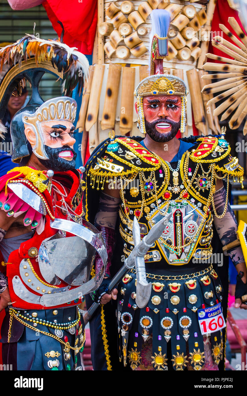 Partecipanti al festival di Moriones nell'isola di Marinduque BOAC nelle Filippine. Foto Stock